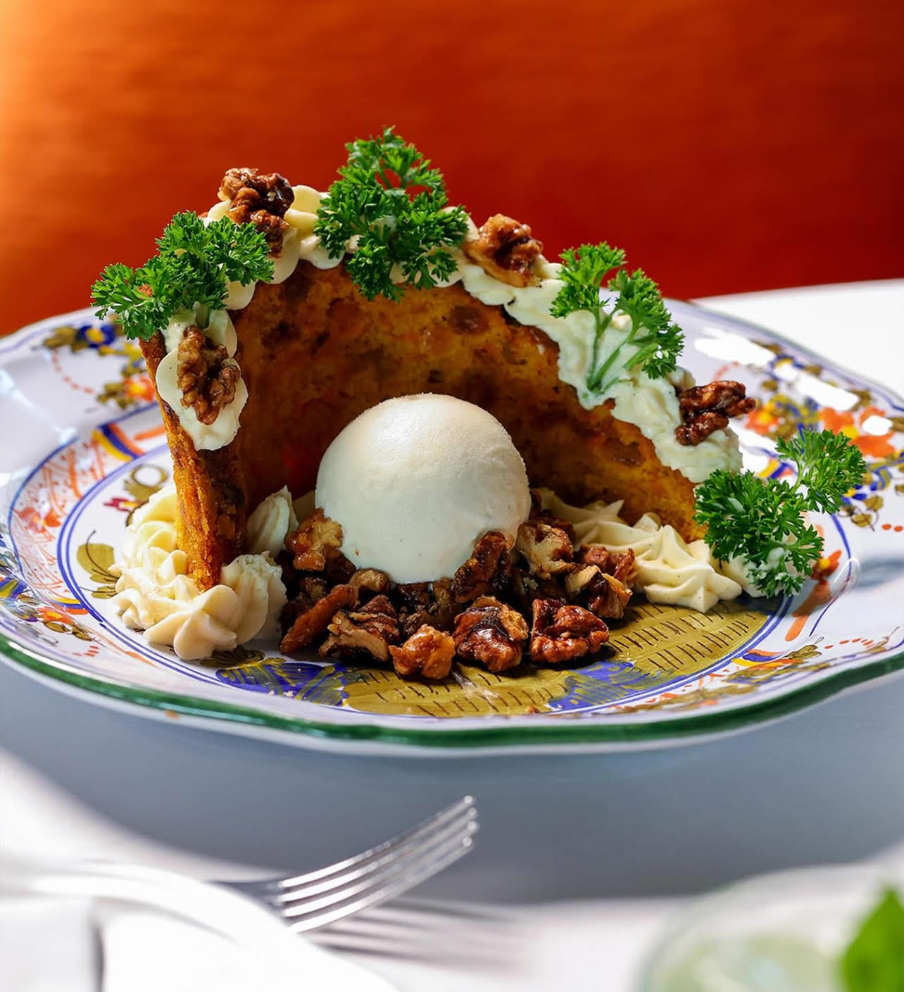 FAENZA-CARNATION: Scalloped dinner plate (11 D)