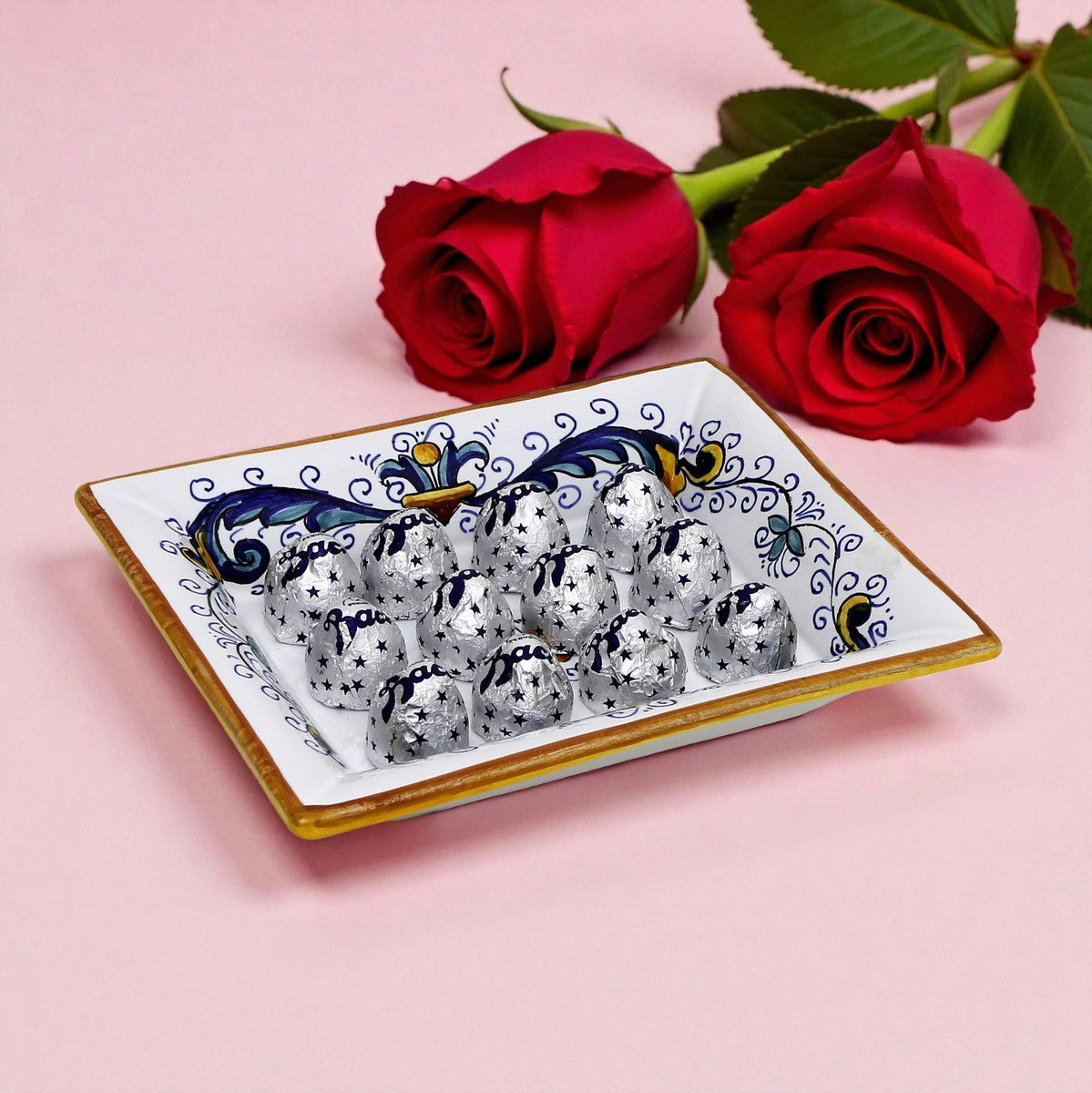 LOVE.ly: Deruta Rectangular Tray with flared rims with 12 Baci Perugina - RICCO DERUTA design