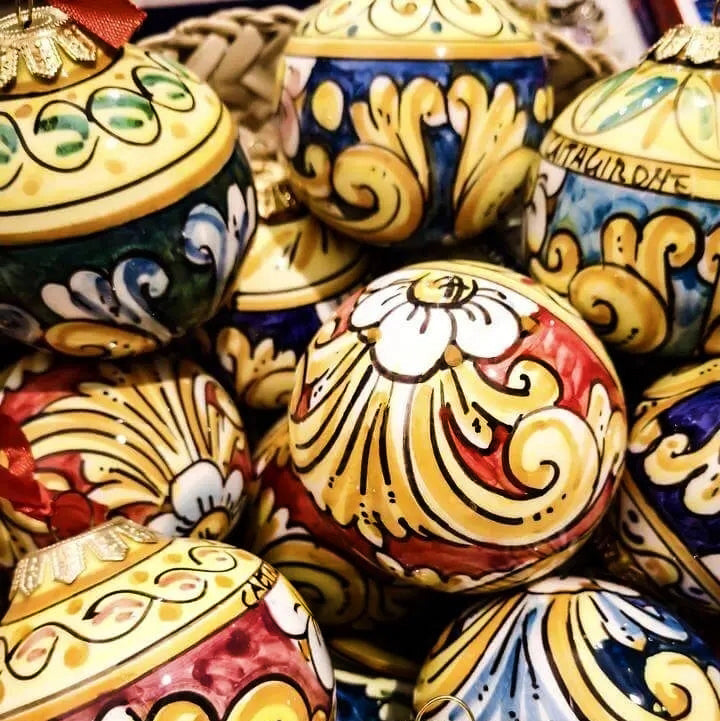 CHRISTMAS ORNAMENT: Caltagirone Round Ball (3.25" Ø) - VERDE-PISELLO