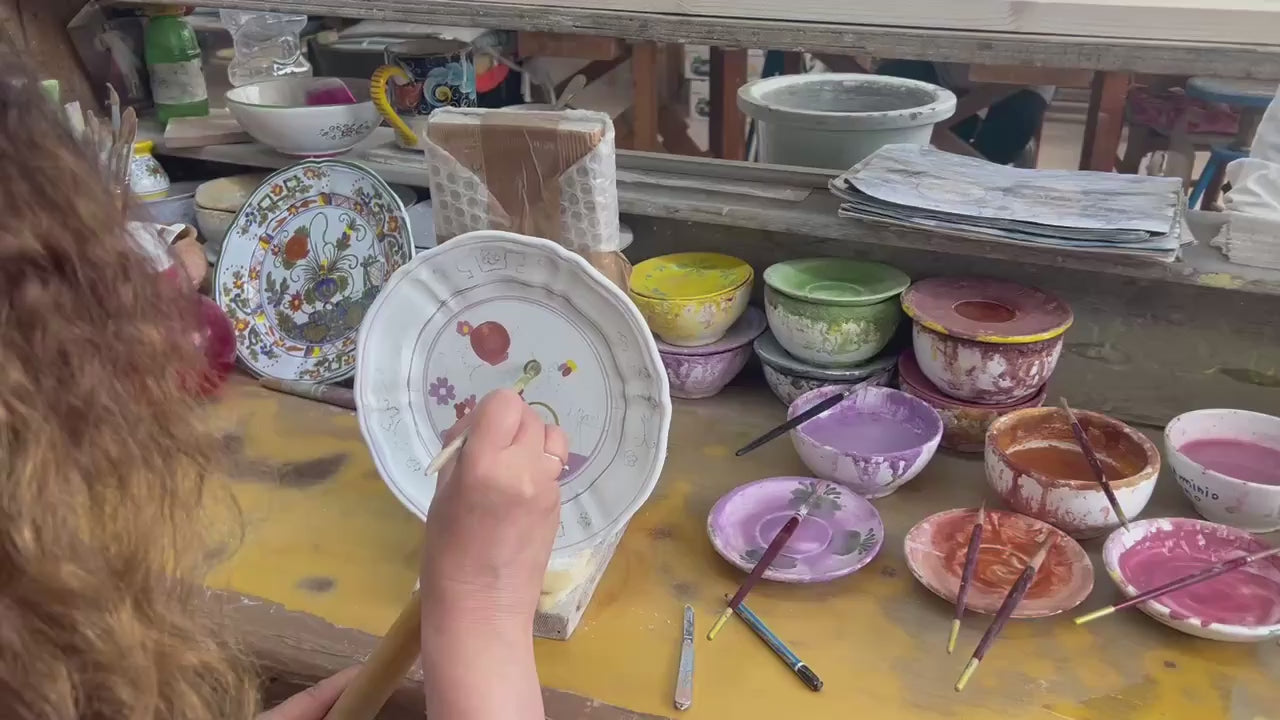 FAENZA-CARNATION: Scalloped dinner plate (11 D)