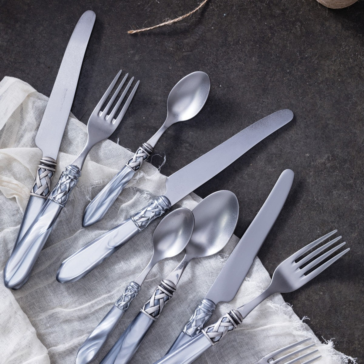VIETRI: Aladdin Five-Piece Place Setting LIGHT GRAY - tops-selection.shop